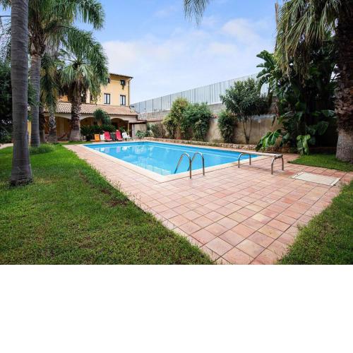 Classic Villa in Floridia with Fenced Garden