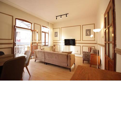 Classy Spacious House w Balconies & Shared Garden