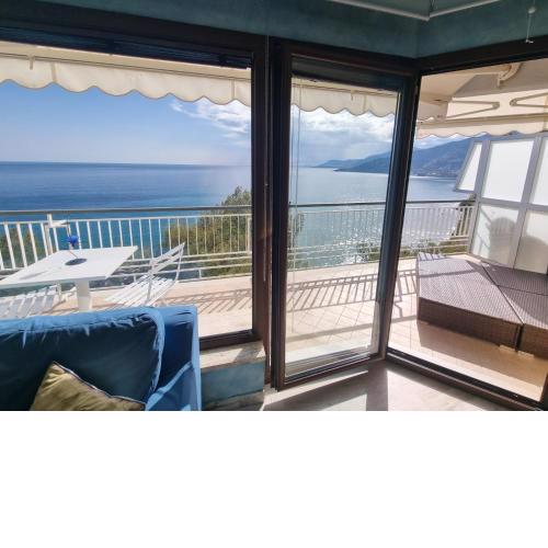 Cliffside apartment with stunning Riviera views