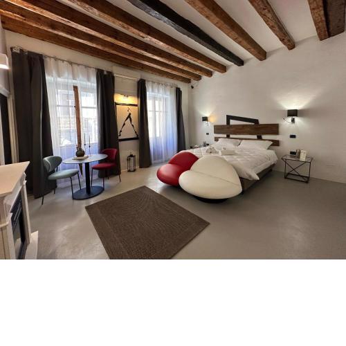 C&O Savoia Deluxe Rooms