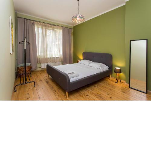 Colorful 2BDR Apartment in the City Center