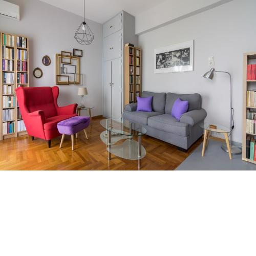 Colorful & Bright Apartment In Athens