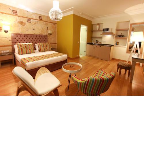 Colorful Studio Flat with Swimming Pool near Hadrian's Gate