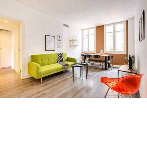 Colorful with Cozy terrace in Gracia