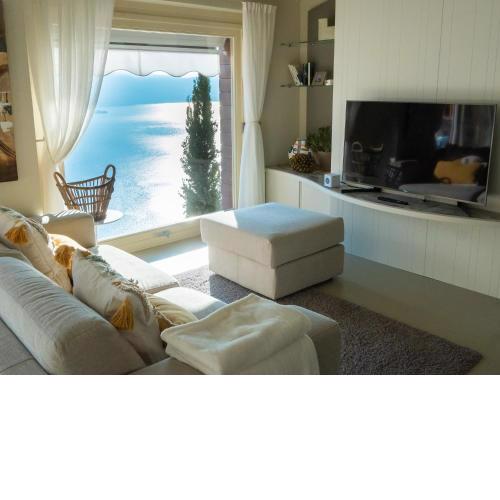 Colosseo with wonderful lake view and swimming pool
