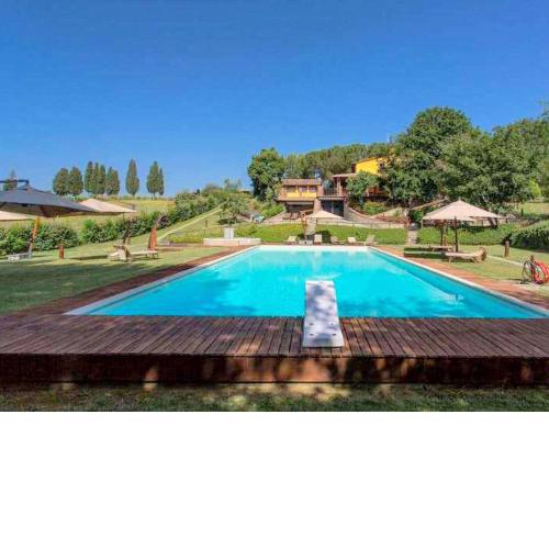 Colours and scents from Tuscany await you in this wonderful property