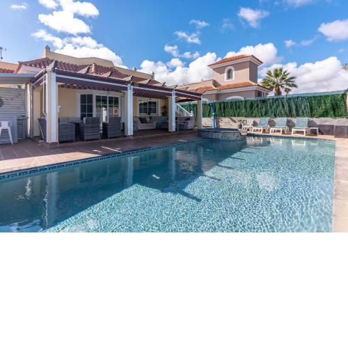 Comfortable family house with pool and jacuzzi
