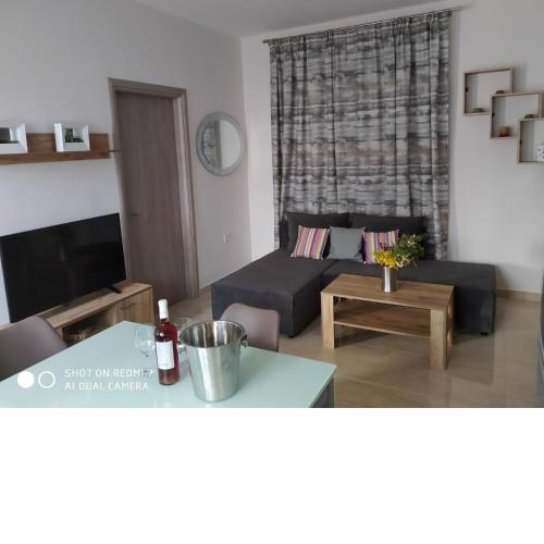 Comfortable newbuilt 2 Bedroom Apartment, 15 meters from the sea