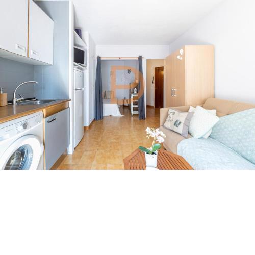 Comfortable Studio for 2 with Terrace Near Beach