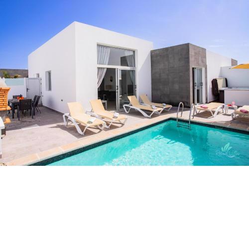 Compelling 3-Bed Villa in Playa Blanca