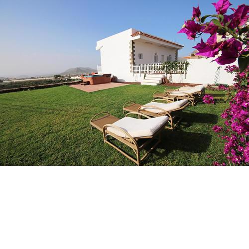 Complejo privado, 3 casas, jardín y vistas al mar