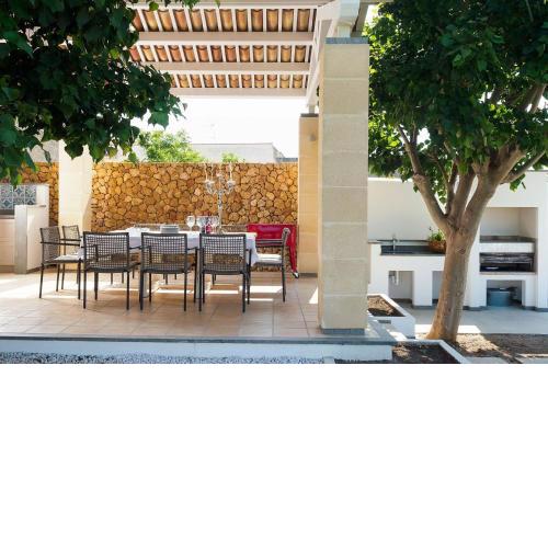 Composed by spacious and elegant see view suites with garden