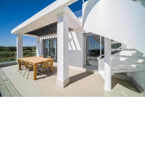 CONTEMPORARY PENTHOUSE SUNSET + SEA VIEW RESORT PARKING