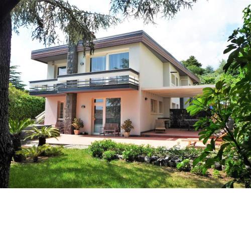 Contemporary villa set between the slopes of Mount Etna and the sea