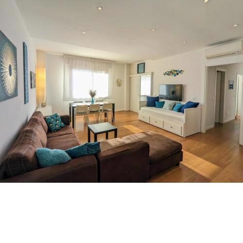 Convenient Family apt with Private Parking