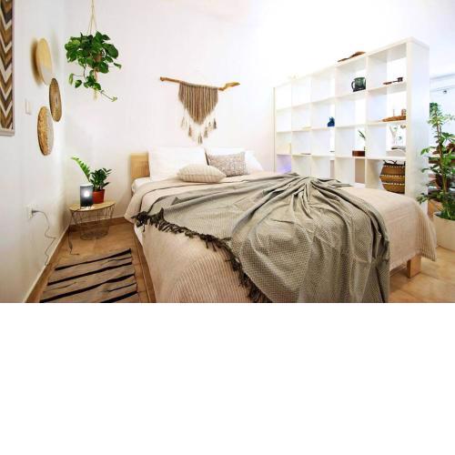 Cool Boho Apartment, 1min to Highway, Parking