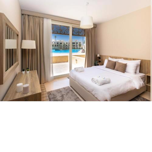Cordial 1BDR w Outdoor Pool View Terrace Free Pool & Beach Access