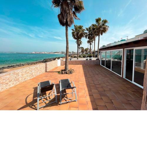 Corralejo Beach Villa San Antonio- Private Heated Pool, BBQ, Fibre Optic Wifi, Breathtaking Sunrise Views by Amazzzing Travel