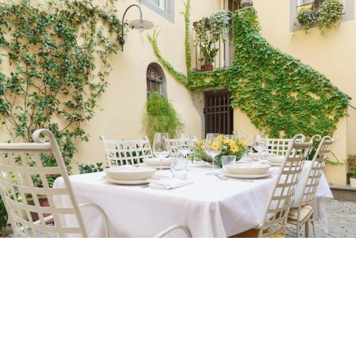 Corte Paolina - charming courtyard inside Lucca