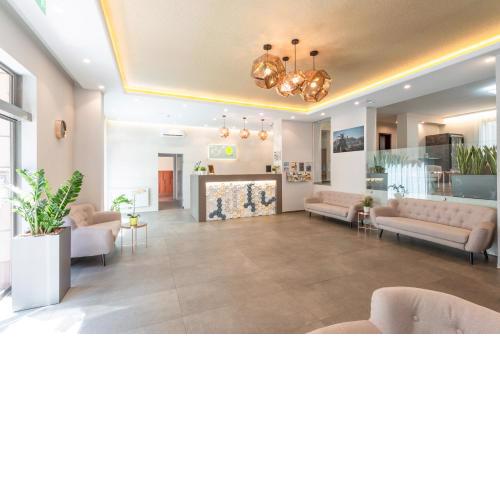 Corvin Plaza Apartments & Suites