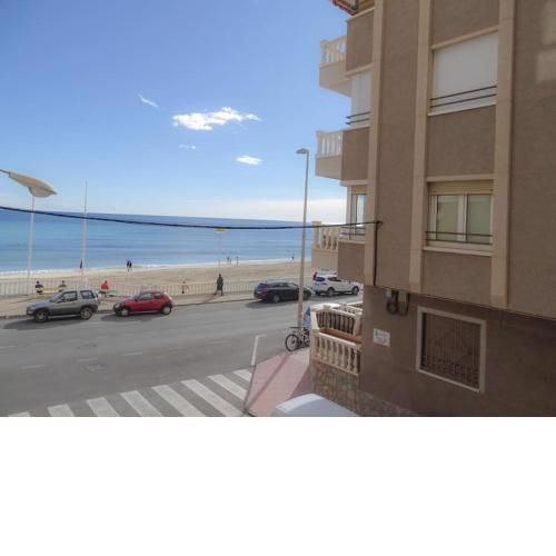 Cosy apartment, beachfront & sea view