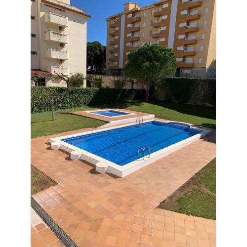 Cosy Apartment in L Escala, 7 mins walk to the closest beach, Riells