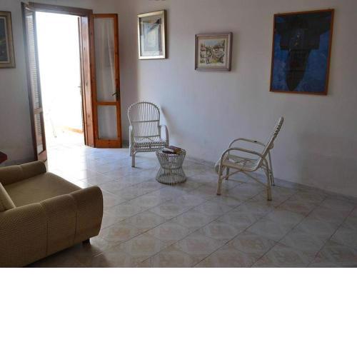 Cosy Apartment Near The Beach With Patio; Pets Allowed; Parking Available