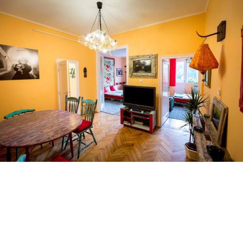 Cosy art flat downtown Buda