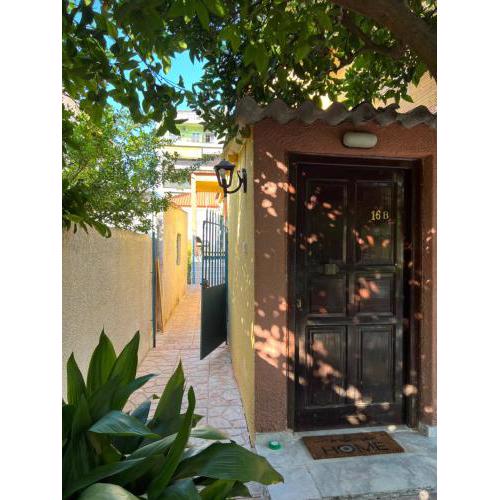 Cosy guesthouse-souterrain with garden in city center