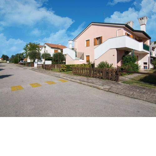 Cosy Holiday Home in Rosolina near Sea Beach