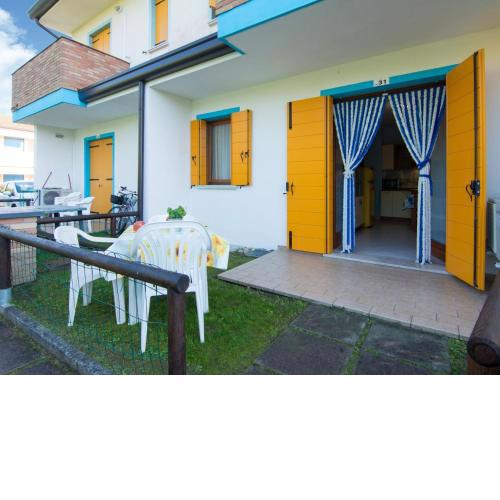 Cosy Holiday Home in Rosolina with Outdoor Pool