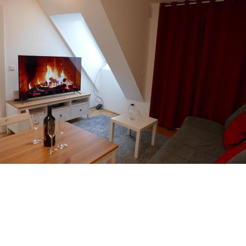 Cosy Modern Apartment with A/C and Balcony