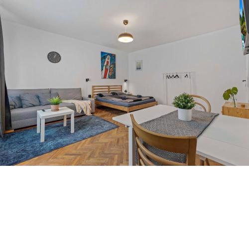 Cosy Studio 10 min Center
