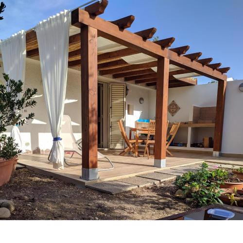 Cottage con veranda attrezzata giardino,vista mare
