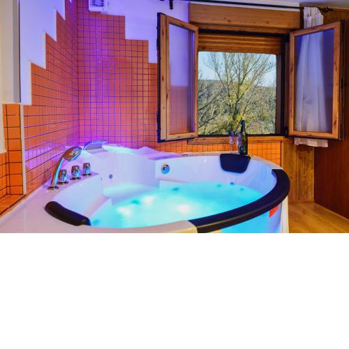 Cottage with jacuzzi and fireplace in the room