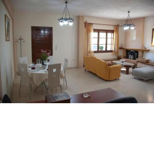 Country house 2.5km. from the sea!