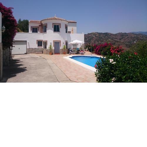 Countryside private apartment with pool & sea view