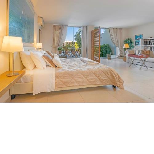 Couple's Getaway , Modern Amenities & Sophisticated Style