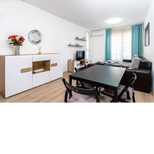 Cozy and Functional Business One-Bedroom Apartment