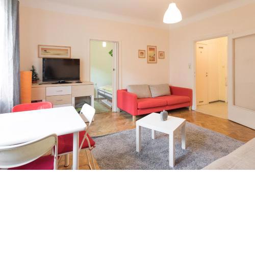 COZY and quiet flat - 12 min to center
