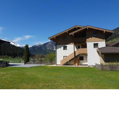 Cozy apartment in Wald im Pinzgau with balcony and barbecue area