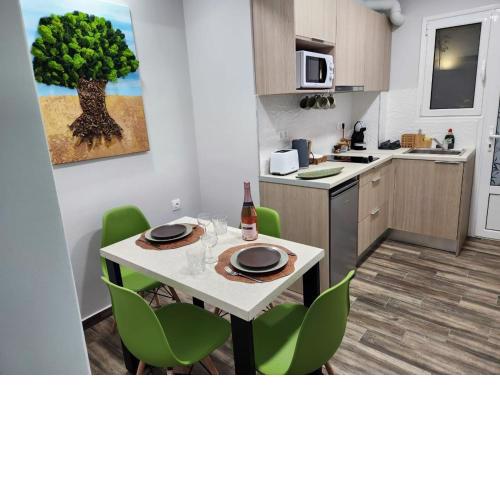 Cozy Apartment Metaxourgeio greendom