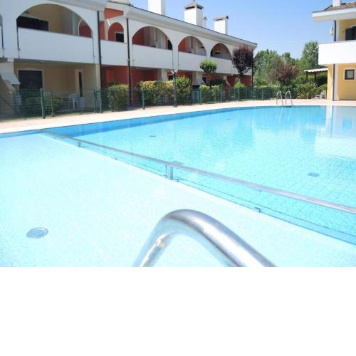 Cozy apartment with terrace and swimming pool near the beach