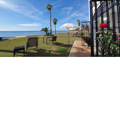 Cozy beach front house with open sea views located in Calahonda only few minutes away from Marbella - Costa del sol - CS120