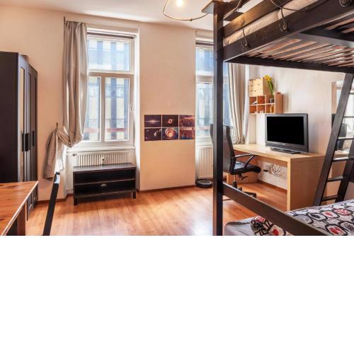 Cozy central apartment 1min train