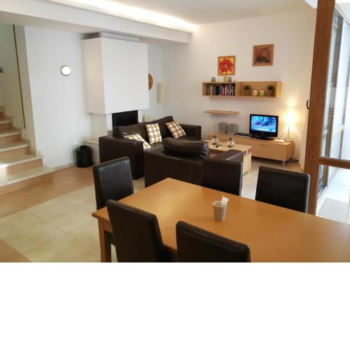 Cozy family villa 500m. from the beach