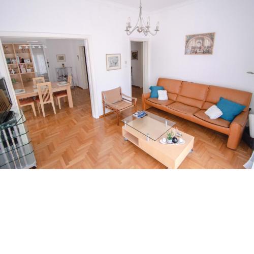 Cozy fully equipped historic Athens apartment very close to Acropolis