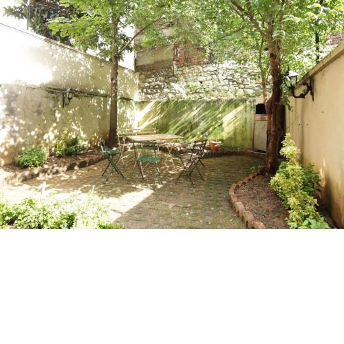 Cozy historic flat with garden