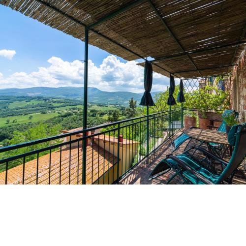 Cozy Holiday Home in Montecastelli Pisano with Balcony