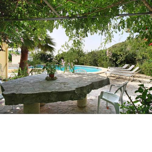 Cozy house surrounded by forest with private pool 7 km from the sea